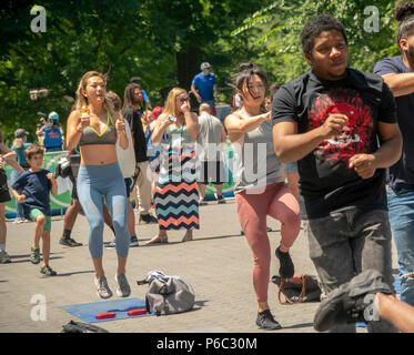 Exercisers partecipare a una sessione di allenamento a Central Park a New York durante una NY Dipartimento parchi avventura evento della durata di un giorno di sabato, 16 giugno 2018. (Â© Richard B. Levine) Foto Stock