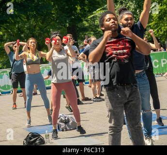 Exercisers partecipare a una sessione di allenamento a Central Park a New York durante una NY Dipartimento parchi avventura evento della durata di un giorno di sabato, 16 giugno 2018. (© Richard B. Levine) Foto Stock