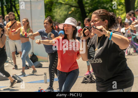 Exercisers partecipare a una sessione di allenamento a Central Park a New York durante una NY Dipartimento parchi avventura evento della durata di un giorno di sabato, 16 giugno 2018. (Â© Richard B. Levine) Foto Stock