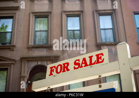 Segno per Casa in vendita nel Carroll Gardens quartiere di Brooklyn a New York Domenica, 17 giugno 2018. (Â© Richard B. Levine) Foto Stock