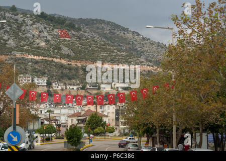 Bandiere turche decorare la strada principale e dipinta sulla collina di Finike, una piccola cittadina sulla costa meridionale della Turchia . Foto Stock