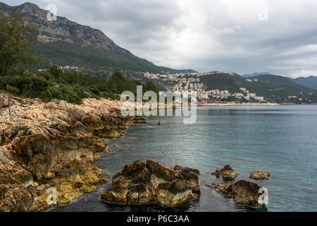Kas, Turchia, una collina mediterranea città costiera popolare con gli espatriati con splendide Rocky Mountain back drop. Foto Stock