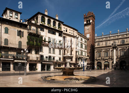 Piazza della Erbe e fontana di Madonna Verona Verona è una città sul fiume Adige in Veneto, Italia, con circa 257,000 abitanti e uno di Foto Stock