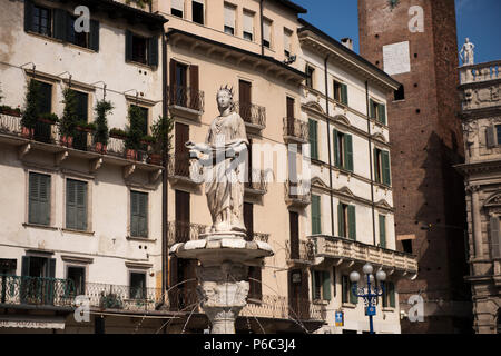 Piazza della Erbe e fontana di Madonna Verona Verona è una città sul fiume Adige in Veneto, Italia, con circa 257,000 abitanti e uno di Foto Stock