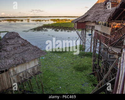 Case sulla pianura alluvionale del fiume Rio delle Amazzoni. Iquitos, Perù Foto Stock