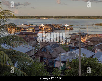 Case sulla pianura alluvionale del fiume Rio delle Amazzoni. Iquitos, Perù Foto Stock