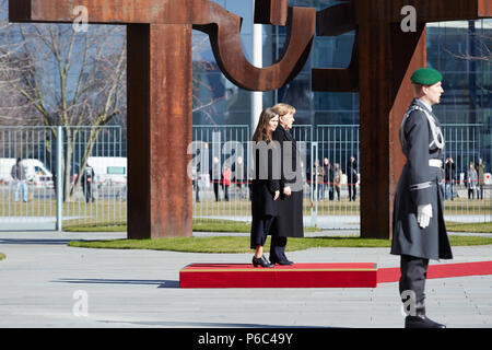 Berlino, Germania - Il Cancelliere federale Angela Merkel riceve il primo ministro della Repubblica di Islanda, Katrín Jakobsdottir, con gli onori militari nel giudice onorario della Cancelleria federale. Foto Stock