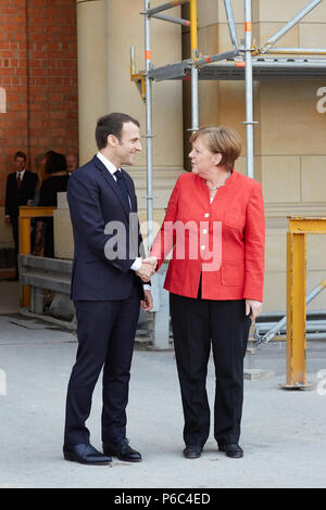 Berlino, Germania - Il Cancelliere Angela Merkel e il presidente francese Emmanuel Macron presso il cantiere per la costruzione della Humboldt Forum. Foto Stock