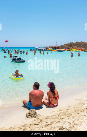 I turisti sulla spiaggia di baia di Nissi, Ayia Napa, Cipro Foto Stock