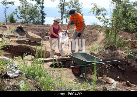Il lago di Bolsena, Italia, gli archeologi lavorano in un etrusca sito archeologico Foto Stock