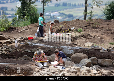 Il lago di Bolsena, Italia, gli archeologi lavorano in un etrusca sito archeologico Foto Stock