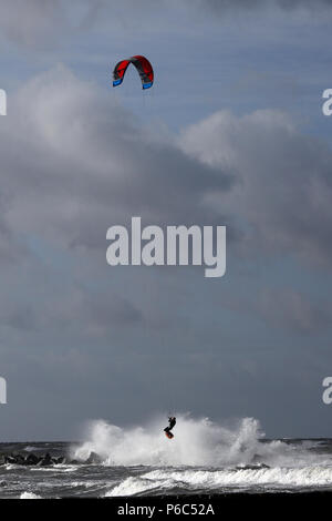Wustrow, Germania - Kitesurfer sul Mar Baltico Foto Stock