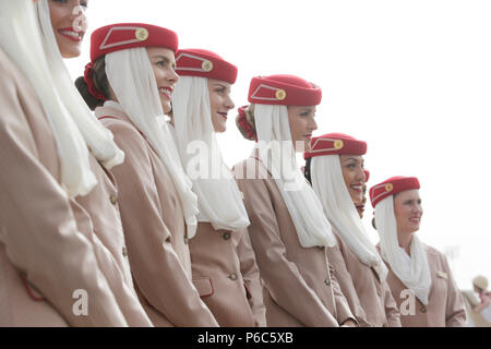 Dubai, Emirati arabi uniti, hostess della compagnia aerea Emirates Foto Stock