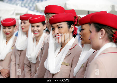 Dubai, Emirati arabi uniti, hostess della compagnia aerea Emirates Foto Stock