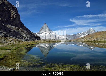 Il Cervino si riflette nel lago Foto Stock