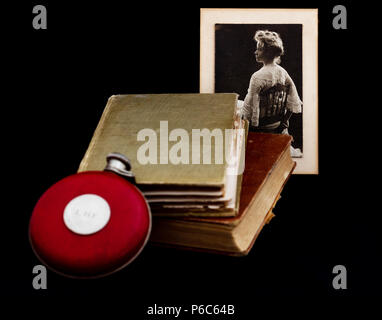 Libri usurati, foto di nonna, alla nonna argento e il pallone di cuoio Foto Stock