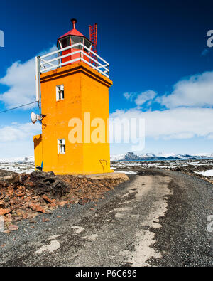 Famoso arancio suggestivo Faro di Grindavik nave cimitero ricoperto di contrasto elevato e colori vivd in buone condizioni meteorologiche, Islanda aprile 2018 Foto Stock