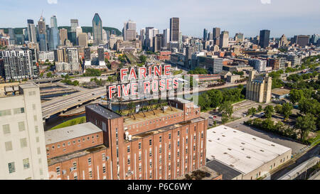 Farine di Cinque Rose segno e downtown skyline della città, Montreal, Canada Foto Stock