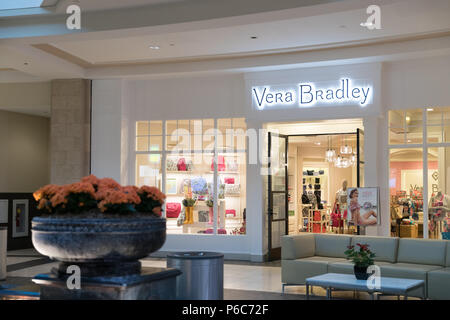 Philadelphia, Pennsylvania, 30 Maggio 2018: Vera Bradley negozio di fronte Foto Stock