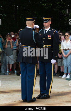 Cerimonia del cambio della guardia presso il Cimitero Nazionale di Arlington, la tomba del Soldato Sconosciuto, Virginia, Stati Uniti d'America Foto Stock