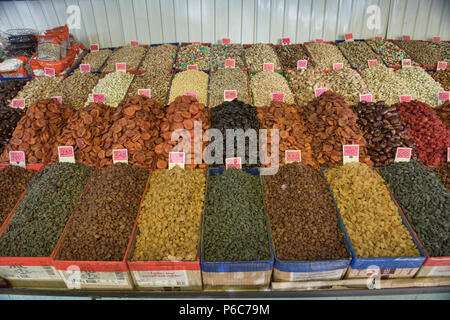 Frutta secca e noci al Bazaar Principale, Karakol, Kirghizistan Foto Stock