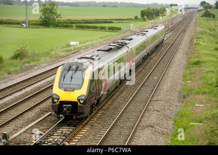 Cross Country treni (Arriva) classe 220 Voyager treno, costruito da Bombardier, a Colton giunzione, a sud di York, UK. Foto Stock