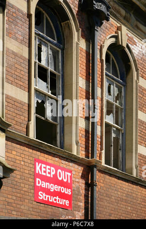 Windows in abbandonato e ora Il Grade ii Listed Victorian School Board uffici (1901), Eleanor Street, Grimsby, Regno Unito. Foto Stock