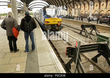 Direct Rail Services Class 68 locomotiva diesel 68027 realizzato da Stadler Rail Valencia (ex Vossloh), presso la stazione di York, UK. Foto Stock