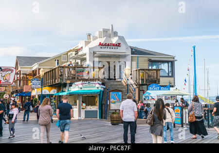 San Francisco, California, Stati Uniti d'America,2016/04/20: Pier 39 sulla giornata di sole. Foto Stock