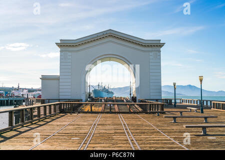 San Francisco, California, Stati Uniti d'America,2016/04/20: Arch traghetto al molo 43 sulla giornata di sole. Foto Stock