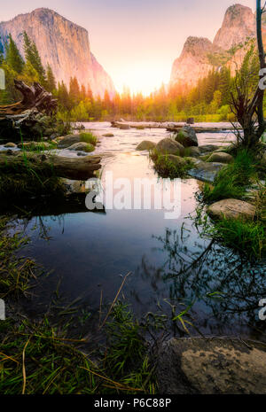 Vista panoramica della capitale di El e Cattedrale scogliera con fiume primo piano,sparare al mattino nella stagione primaverile,Yosemite National Park, California, Stati Uniti d'America. Foto Stock