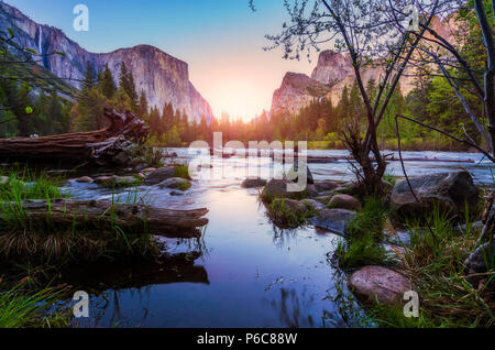 Vista panoramica della capitale di El e Cattedrale scogliera con fiume primo piano,sparare al mattino nella stagione primaverile,Yosemite National Park, California, Stati Uniti d'America. Foto Stock