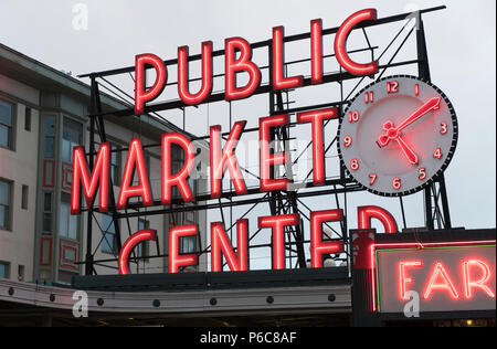 Seattle, Washington, Stati Uniti d'America. 02/06/17: Il Mercato di Pike Place con la riflessione sul terreno di notte.. Foto Stock