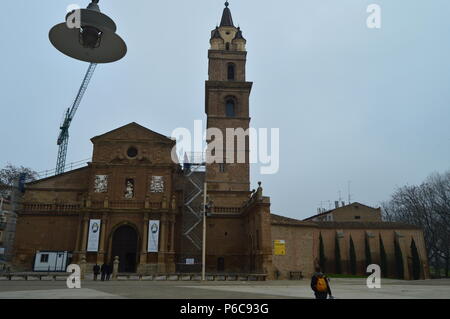 Facciata principale della Cattedrale di Calahorra in un giorno di gran pioggia. Architettura, Arte, Storia, Viaggi. Dicembre 29, 2015. Calahorra, La Rioja. Spagna. Foto Stock