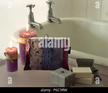 Close-up di candele accese e con sapone eun ricamato il sacco di lavaggio sul tavolo accanto a Bath Foto Stock