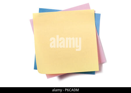 Pila disordinata vari colori diversi sticky post note isolato su bianco Foto Stock