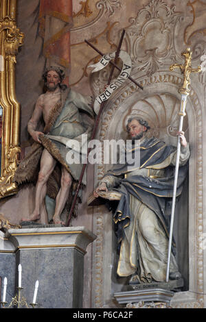 Santi Giovanni Battista e Domenico, statue sull'altare maggiore nella chiesa parrocchiale dell'assunzione a Sveta Marija na muri, Croazia Foto Stock
