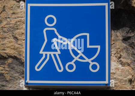 Piazza segno blu marcatura genitore e bambino o la madre e baby parking bay fissato alla roccia nel parcheggio di Ostrog monastero superiore, Danilovgrad, Montenegro. Foto Stock