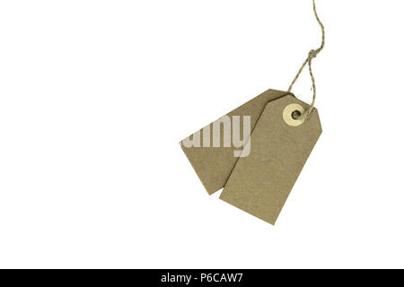 Due blank brown nota carte con copia ripieni di spazio sulla corda marrone e isolato su sfondo bianco Foto Stock