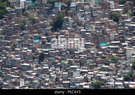 Un ragazzo di calcio in favela, Vidigal, Rio de Janeiro Foto Stock