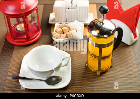 Teiera in vetro con mare-frangola tè, sul tavolo nel ristorante Foto Stock