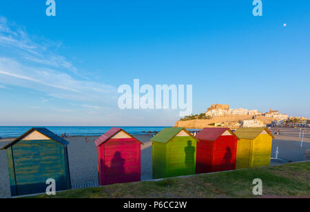 Pittoresca spiaggia di capanne sulla spiaggia a Peniscola Foto Stock