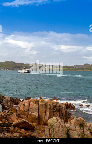 L'Isola di Iona traghetto "Loch Buie' passando le rosse rocce di granito di Fionnphort sull'Isle of Mull, Argyll and Bute, Scotland, Regno Unito Foto Stock