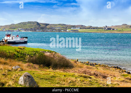 'Loch Buie' il traghetto per Iona in attesa di discostarsi Fionnphort Mull e attraversare un suono disturbato di Iona, Argyll and Bute, Scotland, Regno Unito Foto Stock