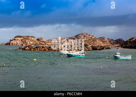 Barche da pesca al di ancoraggio nel suono di Iona a Fionnphort sull'Isle of Mull, Argyll and Bute, Scotland, Regno Unito Foto Stock