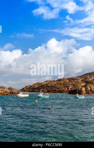 Barche da pesca al di ancoraggio nel suono di Iona a Fionnphort sull'Isle of Mull, Argyll and Bute, Scotland, Regno Unito Foto Stock