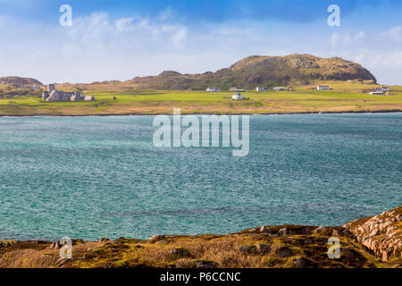 Guardando attraverso il suono di Iona dal granito rosso sopra rocce Fionnphort sul Ross di Mull, Argyll and Bute, Scotland, Regno Unito Foto Stock