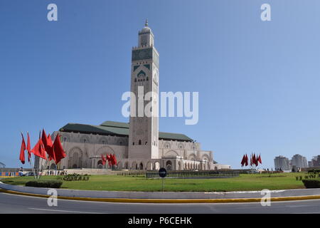 La Moschea di Hassan II sorge sul mare scape di riva atlantica di Casablanca, Marocco. Foto Stock