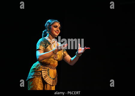 Il BHARATA NATYAM è uno degli otto di danza classica con forme di india,da parte dello stato del Tamil Nadu.Le foto vengono da diverse performance sul palco Foto Stock