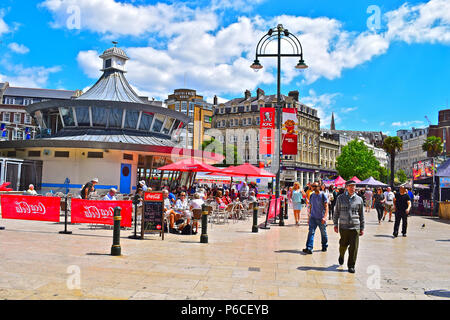 Il popolare Obscura Café si trova tra la parte inferiore e centrale di giardini nel centro di Bournemouth Square Foto Stock
